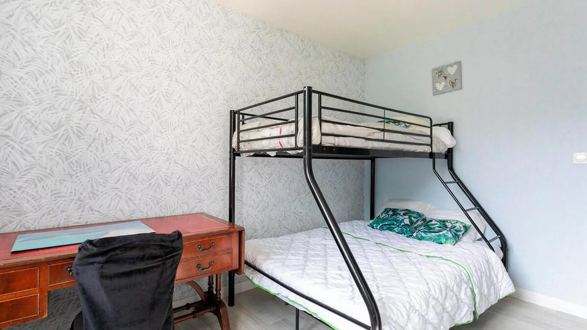2 Bedroom Stunning Home In Ploumagoar צרפת